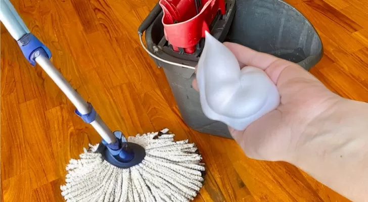 Pourquoi certaines personnes utilisent de la mousse à raser sur leur serpillière ?