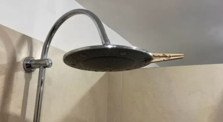 Pourquoi placer une pince à linge en bois au-dessus de la douche ?
