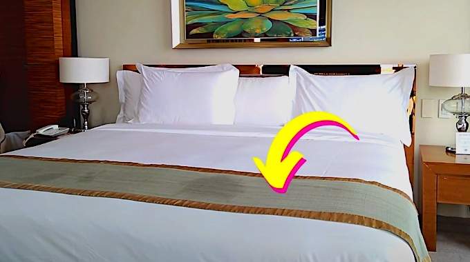 Pourquoi y a-t-il un tissu au bout du lit à l’hôtel ?
