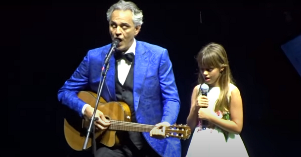 Les voix d’Andrea Bocelli et de sa fille franchissent la barrière des 6 millions en chantant « Hallelujah »