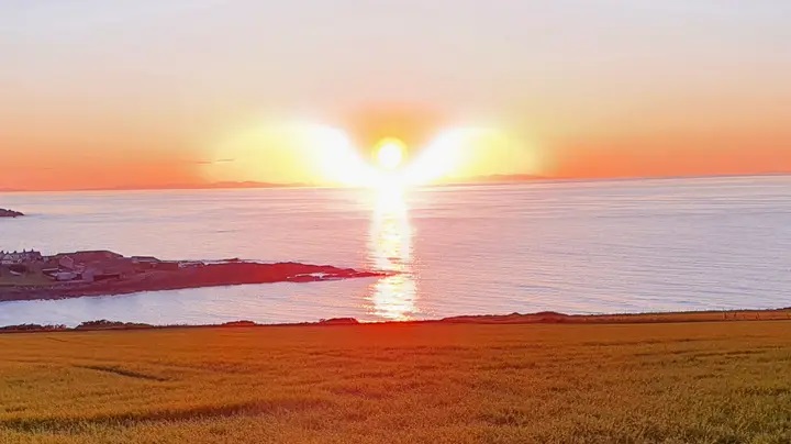 Un photographe amateur a capturé une photo d’un coucher de soleil prenant la forme d’un ange avec des ailes