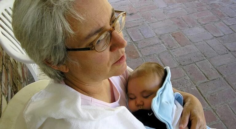 Il demande à sa mère de s’occuper de son petit-fils, mais elle refuse : « Je ne le ferai pas gratuitement »