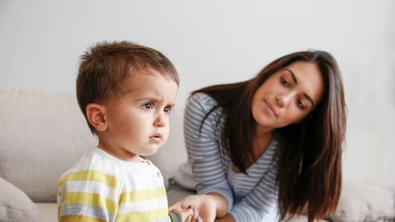 La phrase importante à dire à son enfant quand il est en colère selon une psy