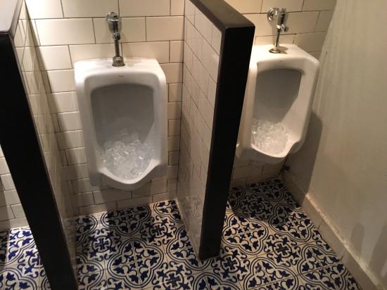 Pourquoi les restaurants et les hôtels utilisent-ils de la glace dans leurs toilettes ?