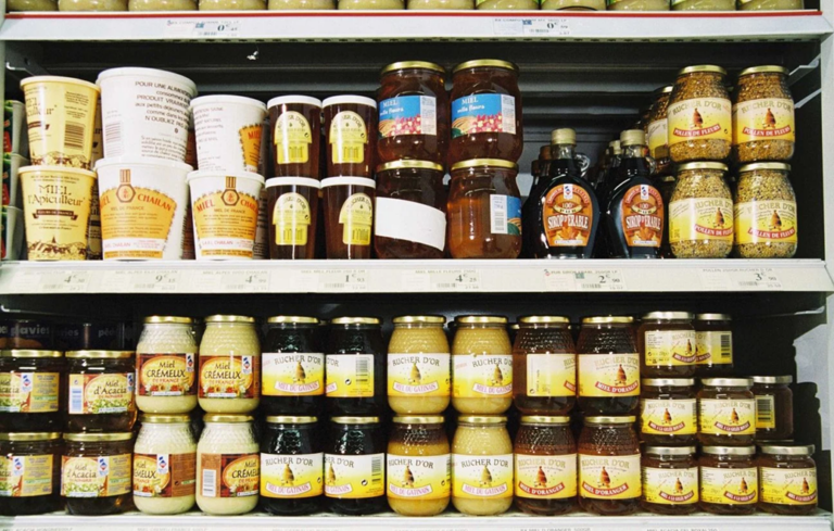 Le faux miel envahit les rayons des magasins : comment reconnaître le vrai miel ?