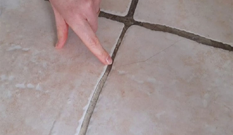 Comment nettoyer les joints noirs de la salle de bain ?