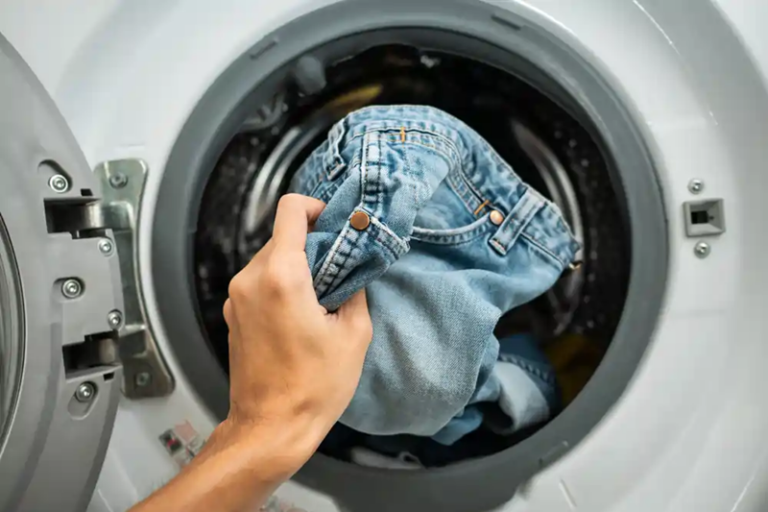 Le secret de grand-mère pour garder la couleur des jeans comme neuve