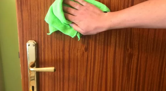 Redonnez vie à vos portes en bois avec une astuce naturelle