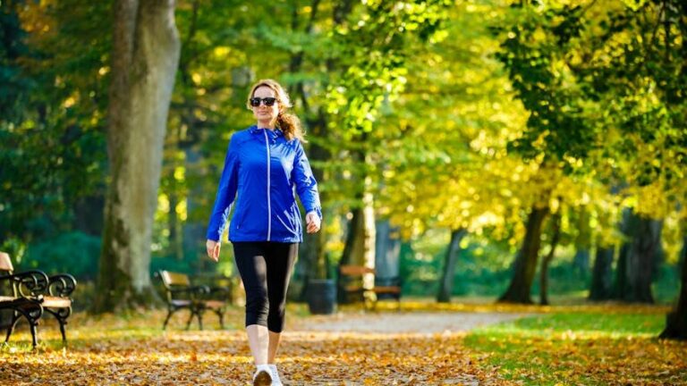 Marcher 30 Minutes par Jour : Une Habitude Simple Qui Peut Transformer Votre Vie