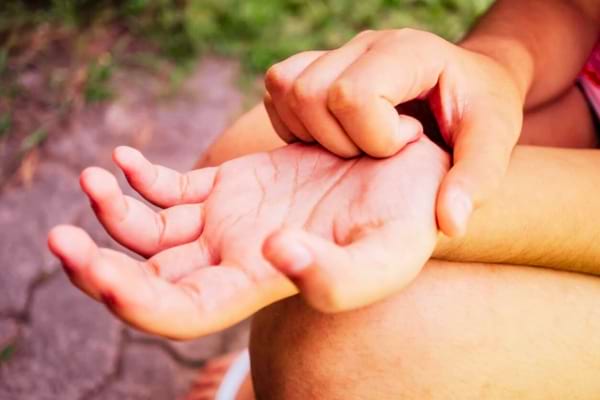 Main droite ou gauche qui gratte : signe spirituel ou pur hasard ?