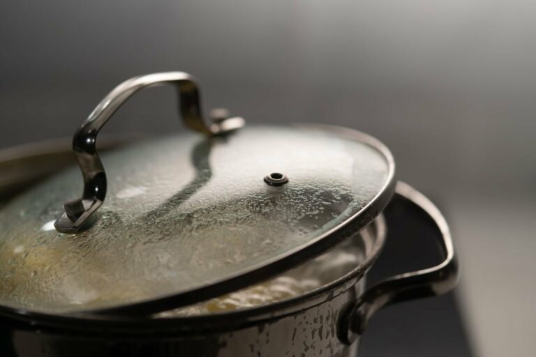 À Quoi Sert le Petit Trou sur le Couvercle des Casseroles ?