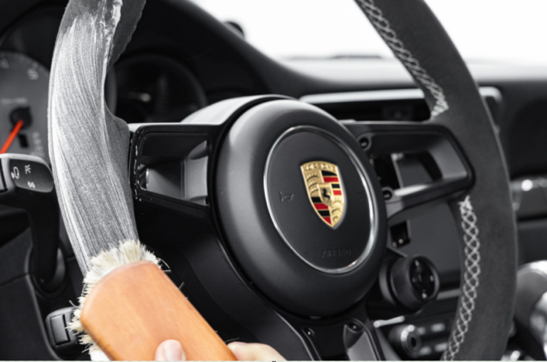 Comment nettoyer efficacement un volant encrassé selon les experts