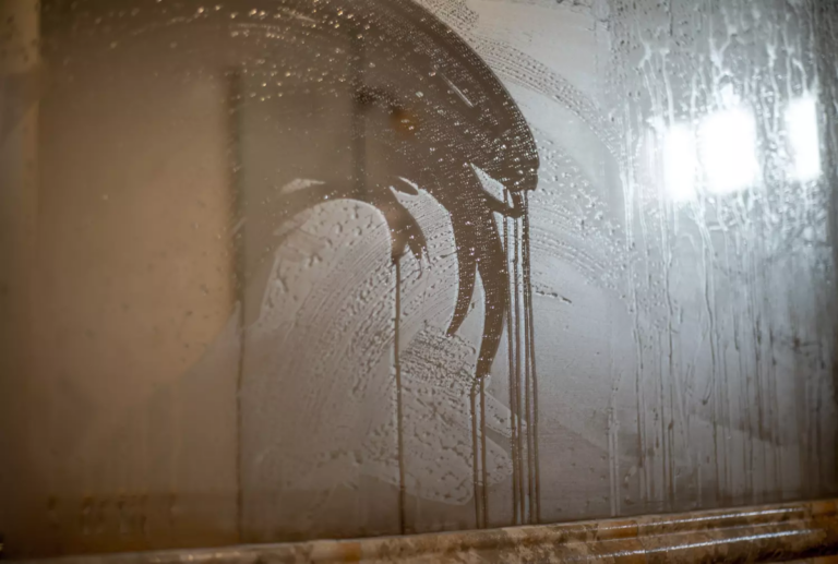 Des astuces pour éviter la buée sur le miroir de salle de bain