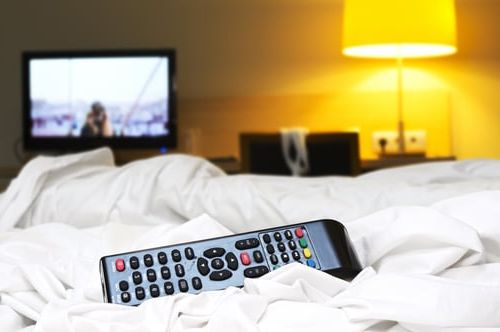 Pourquoi vaut-il mieux débrancher la télévision en entrant dans votre chambre d’hôtel ?