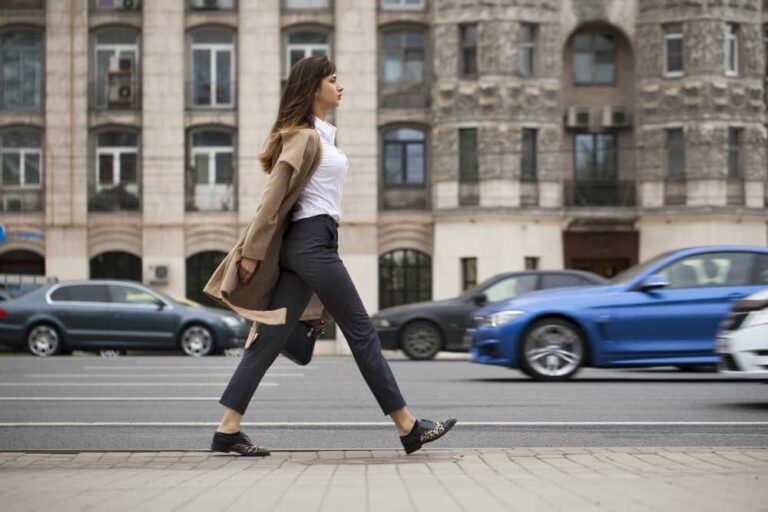 Marcher vite pour vivre plus longtemps : mythe ou réalité ?