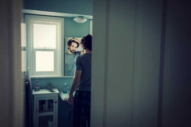 Étude: les hommes se cachent en moyenne 7 heures par année pour avoir la paix