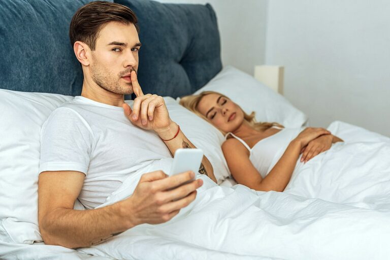 Pourquoi un homme trompe sa femme ? Les 4 raisons révélées !