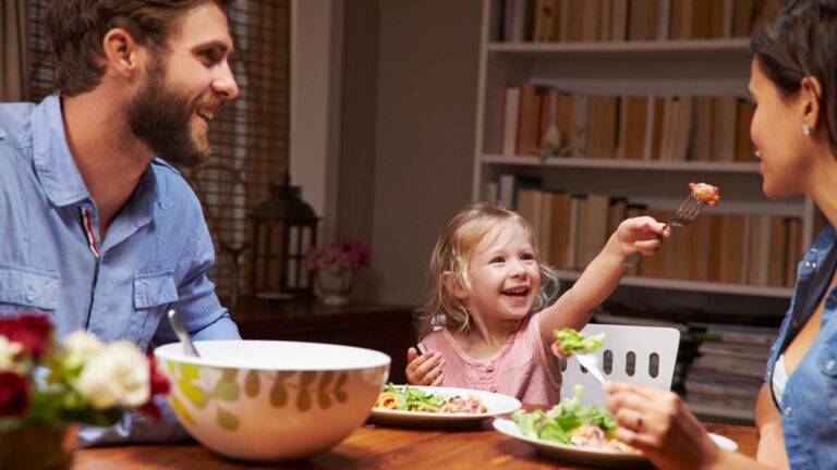 Ce que révèle le fait de dîner avant 20h sur la personnalité