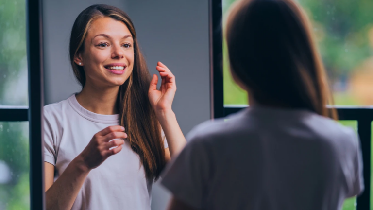 C’est scientifiquement prouvé : les personnes qui parlent toutes seules ont ce trait de personnalité