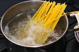 Quand ajouter les aliments à l’eau bouillante