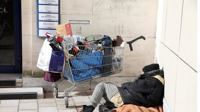 J’ai payé les courses d’un sans-abri… Le lendemain, il était le PDG face à moi