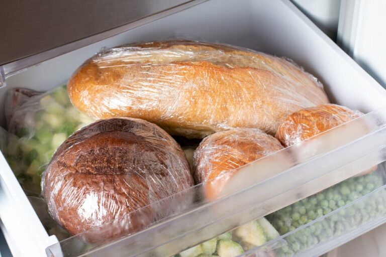 Conserver le pain au congélateur : les durées à ne pas dépasser selon le type