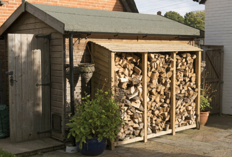 Stockage du bois de chauffage : l’erreur courante qui compromet tout