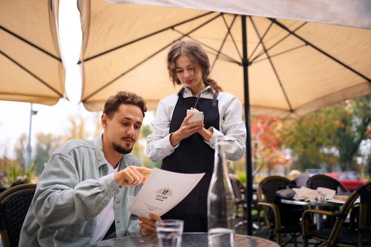 « On le remarque tout de suite » : ces gestes au restaurant qui trahissent votre statut social