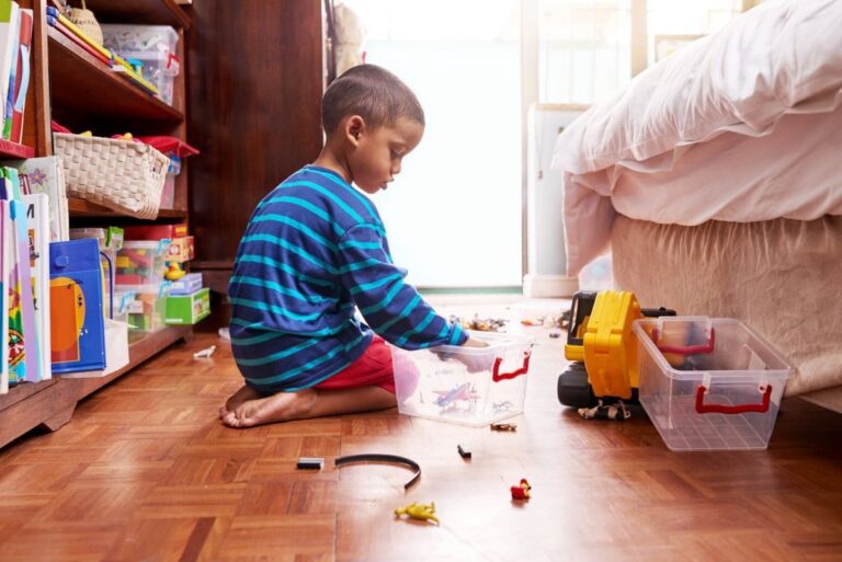 5 jeux simples pour faire ranger les enfants sans cris ni conflits