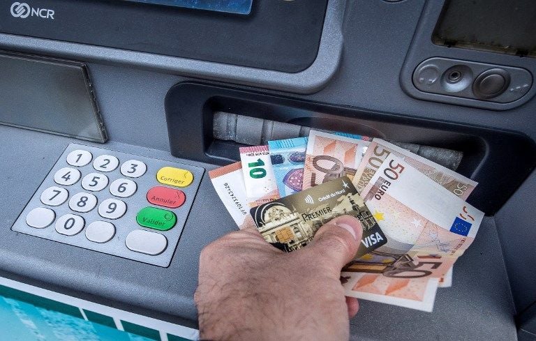Après un décès, peut-on utiliser l’argent du défunt pour payer les obsèques ?