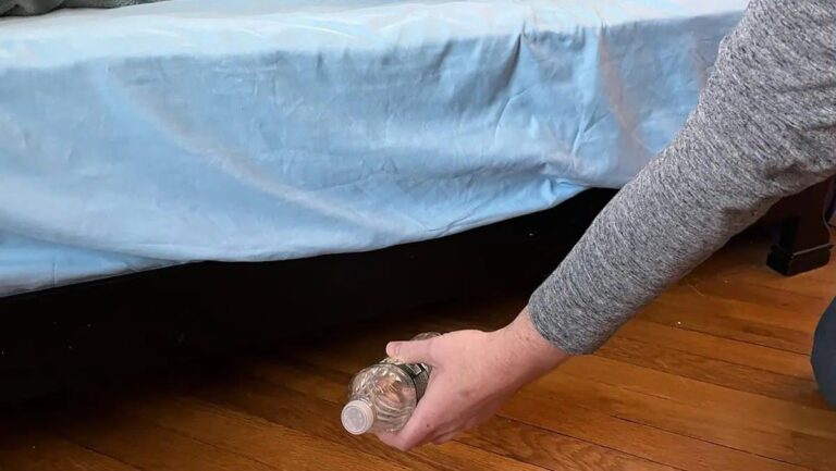 Pourquoi glisser une bouteille d’eau sous le lit à l’hôtel ?