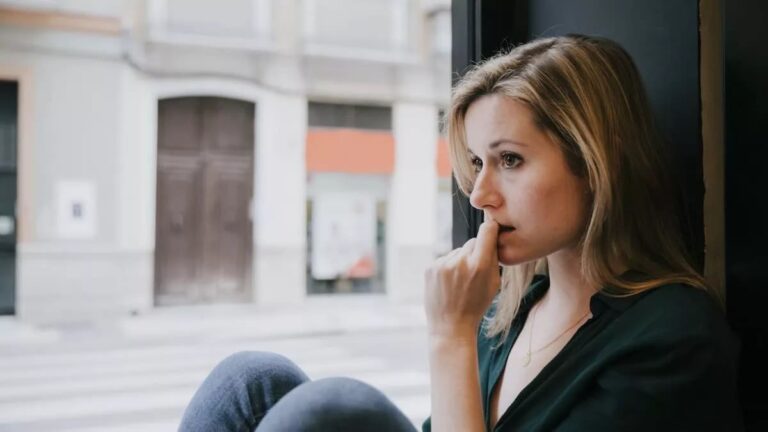 Que signifie repasser sans cesse des conversations dans sa tête ?