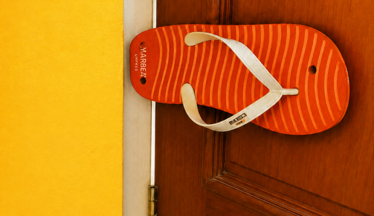 Pourquoi c’est malin de fixer une tong derrière la porte ?