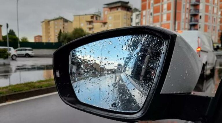 Ce bouton discret peut améliorer la visibilité de vos rétroviseurs sous la pluie