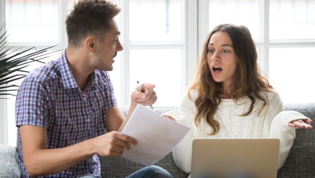 Refuser de parler de son salaire en couple : normal ou problématique ?