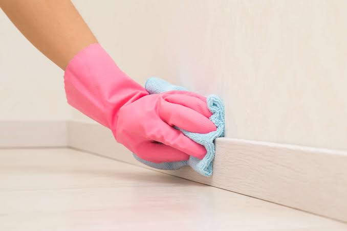 Comment nettoyer les plinthes rapidement sans y passer des heures
