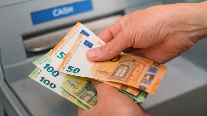 Après un décès, peut-on vraiment utiliser l’argent du compte du défunt pour payer les frais d’obsèques ?
