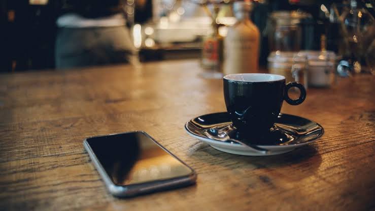 Pourquoi dit-on qu’il ne faut pas poser son téléphone sur la table ?
