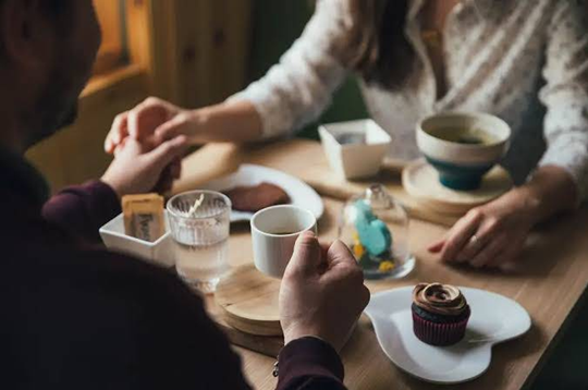 Les 7 signes qu’une personne cache ses vrais sentiments