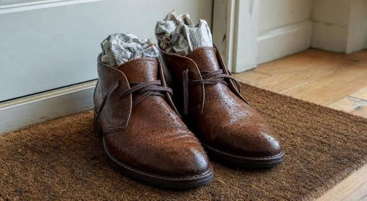 Pourquoi les anciens mettaient-ils du papier journal dans leurs chaussures ?