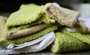Serviettes rêches après lavage : 5 astuces pour les adoucir